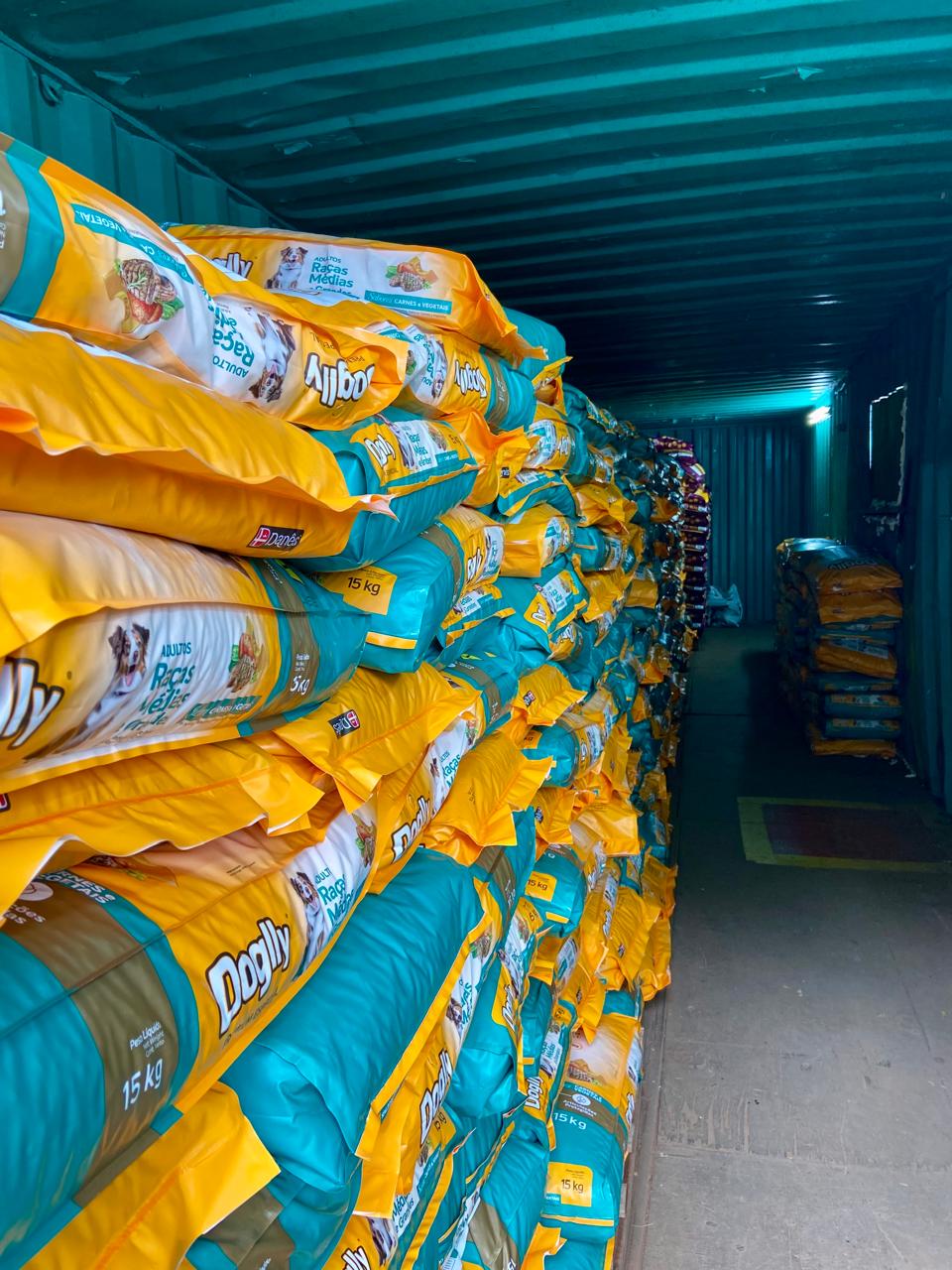 Doação de ração e medicamentos para cuidadores de cães e gatos