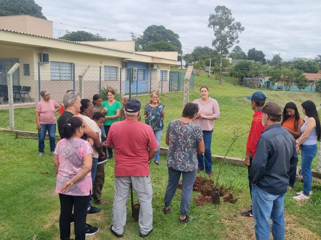Secretaria de Agricultura e Meio Ambiente promove ações de educação ambiental com crianças e idosos em Cambé