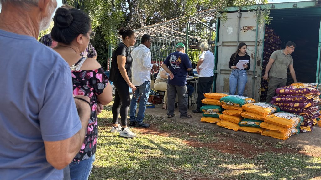 Prefeitura entrega nova remessa de ração e medicamentos pelo programa Cãobé